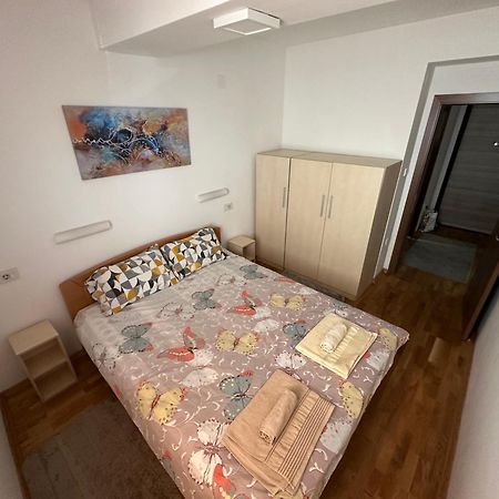 Ira'S 2 Bedroom Central Place With Private Parking Szkopje Kültér fotó