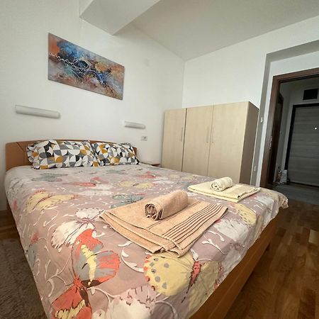 Ira'S 2 Bedroom Central Place With Private Parking Szkopje Kültér fotó