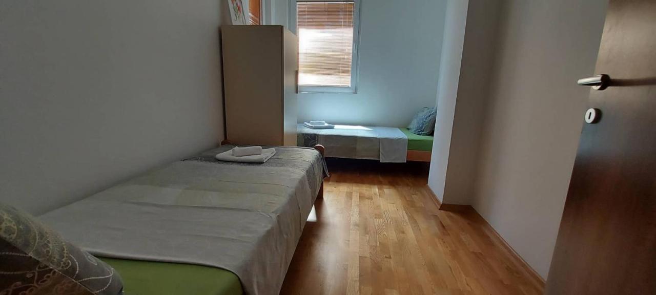 Ira'S 2 Bedroom Central Place With Private Parking Szkopje Kültér fotó