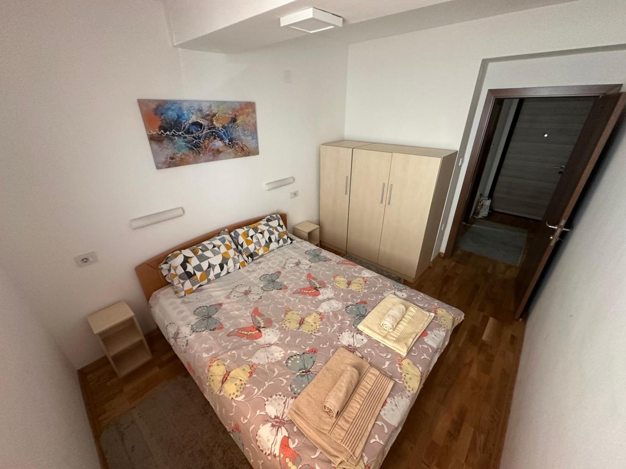 Ira'S 2 Bedroom Central Place With Private Parking Szkopje Kültér fotó