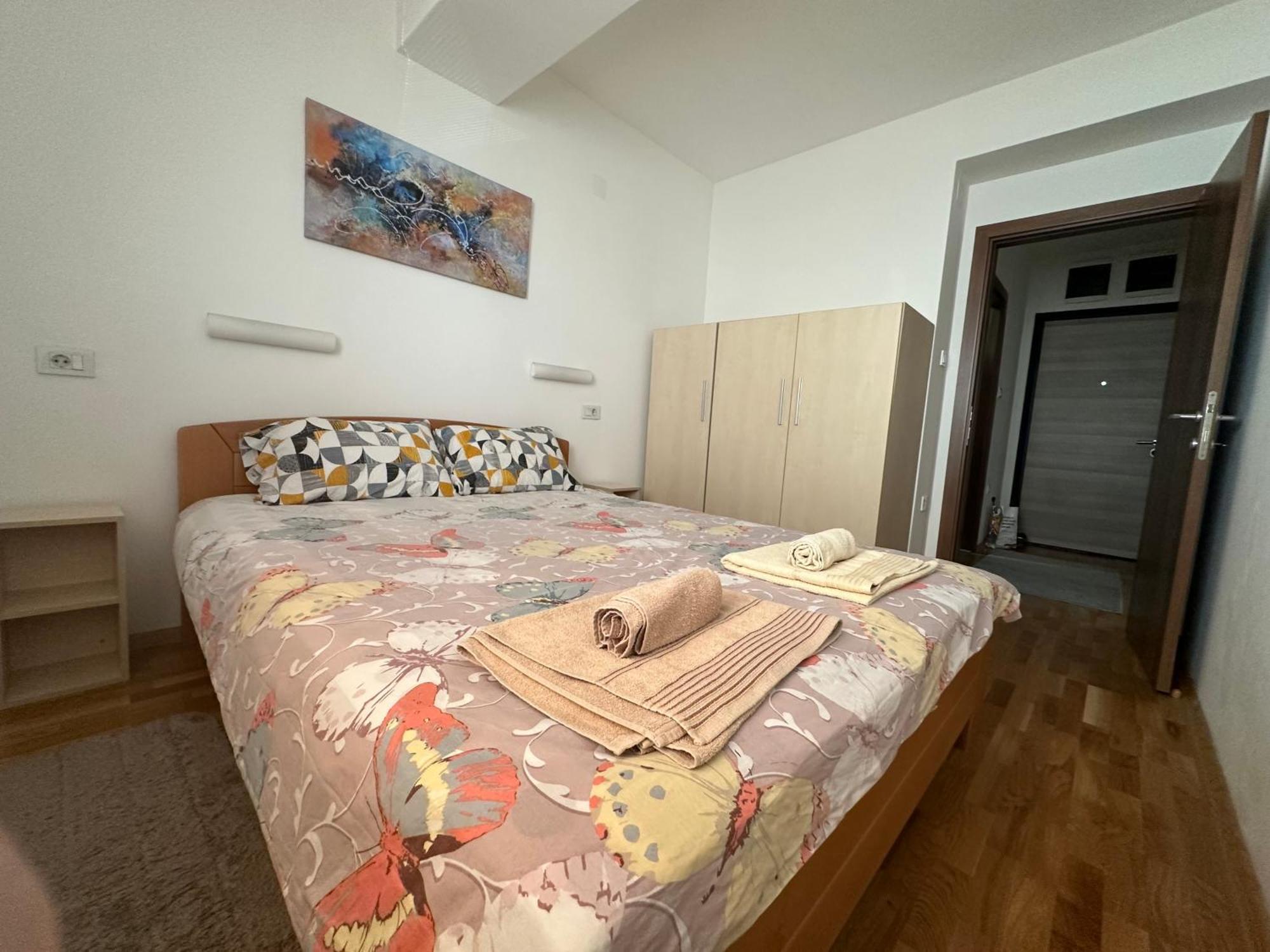 Ira'S 2 Bedroom Central Place With Private Parking Szkopje Kültér fotó