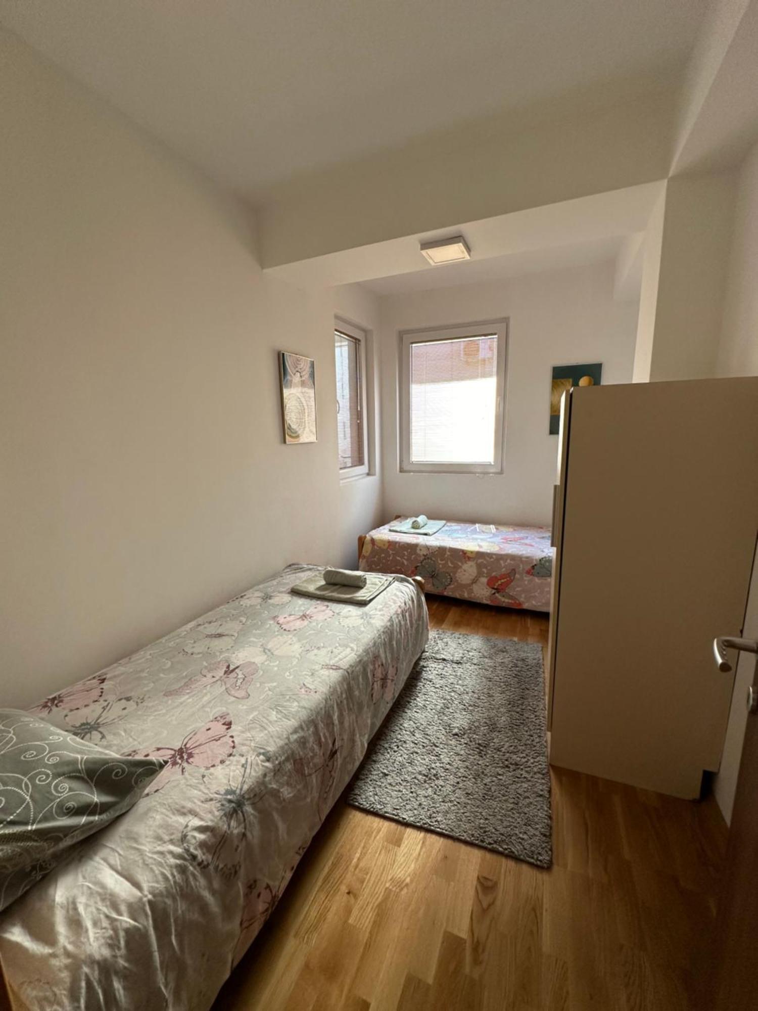 Ira'S 2 Bedroom Central Place With Private Parking Szkopje Kültér fotó