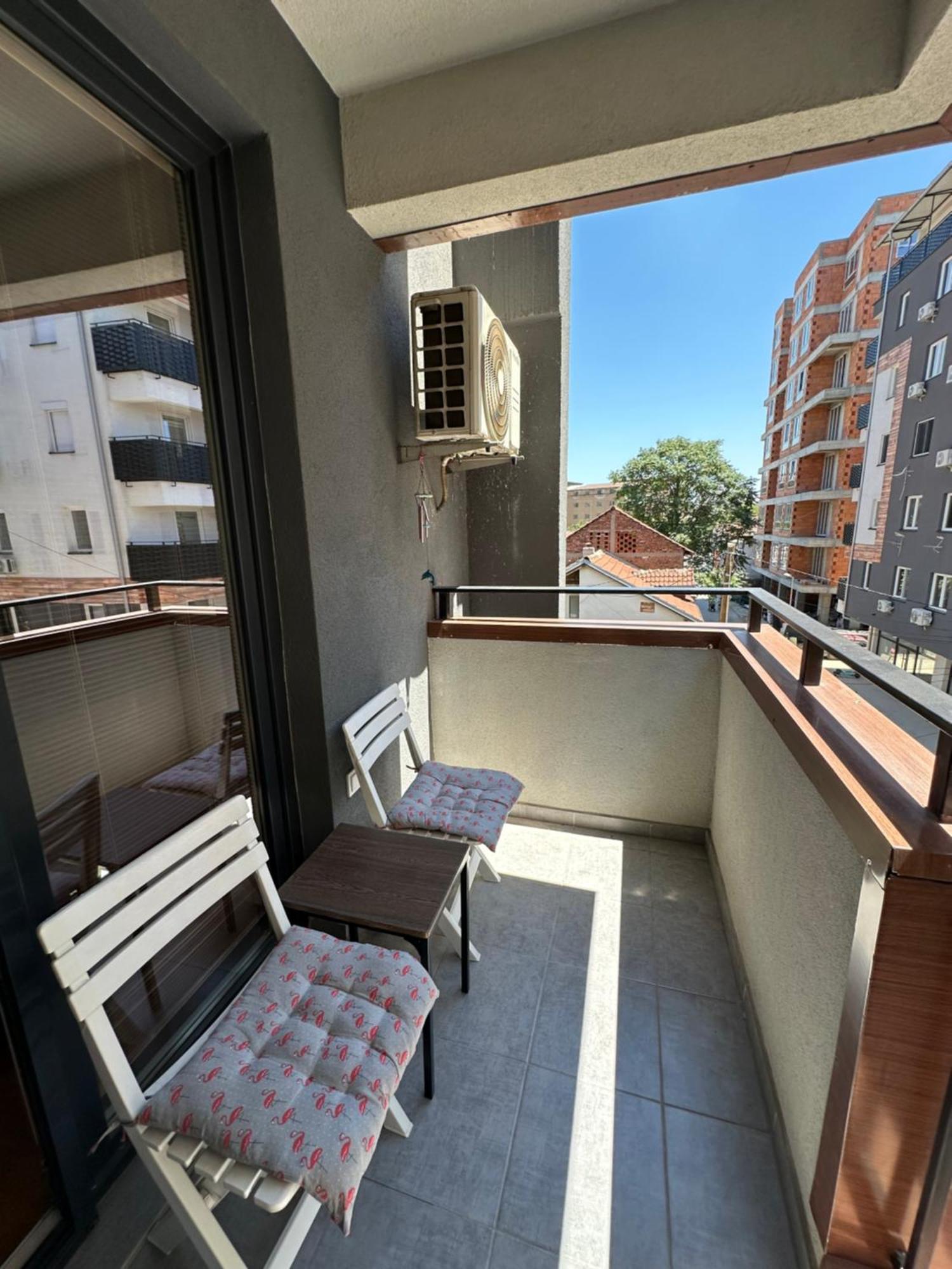 Ira'S 2 Bedroom Central Place With Private Parking Szkopje Kültér fotó