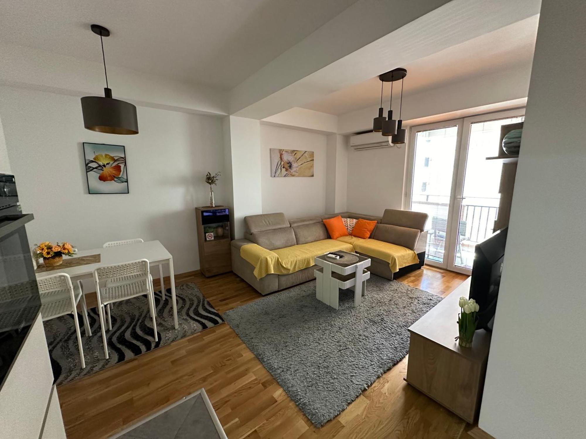 Ira'S 2 Bedroom Central Place With Private Parking Szkopje Kültér fotó