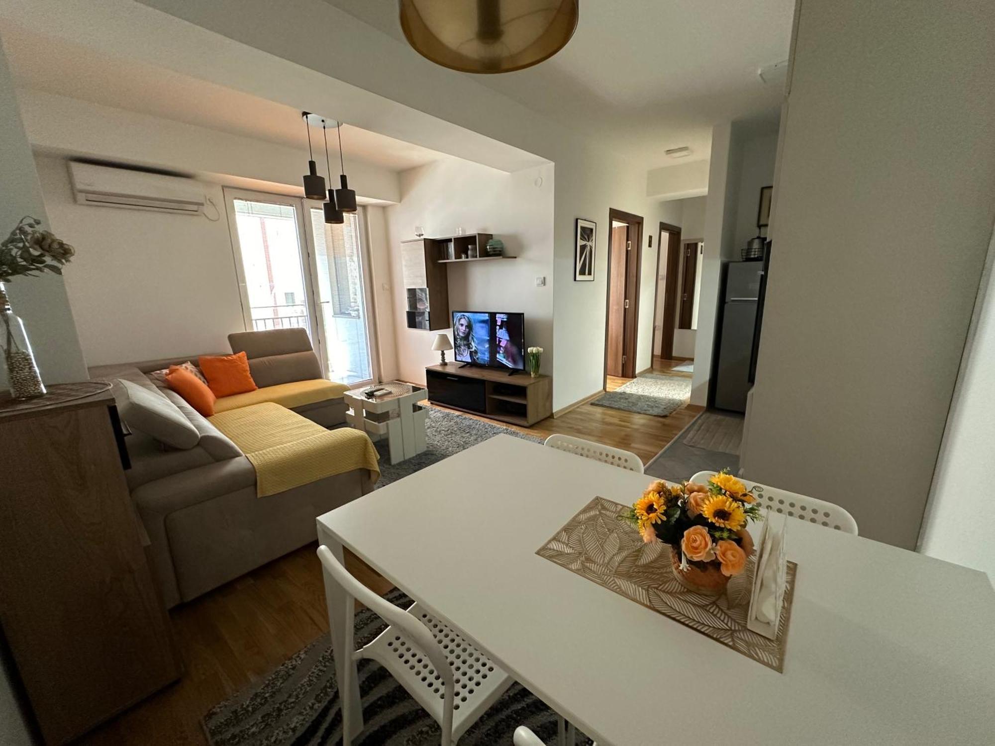 Ira'S 2 Bedroom Central Place With Private Parking Szkopje Kültér fotó
