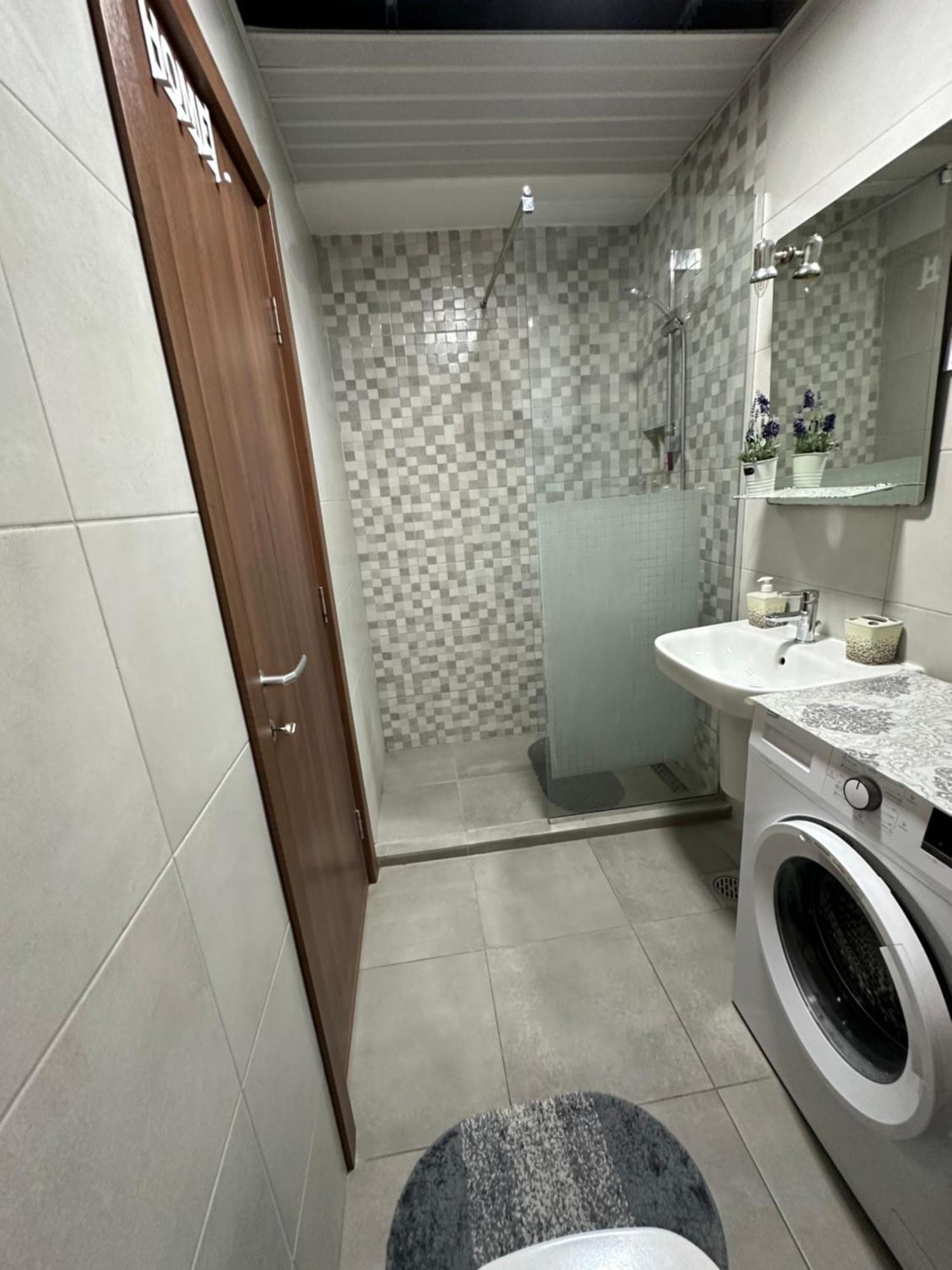 Ira'S 2 Bedroom Central Place With Private Parking Szkopje Kültér fotó